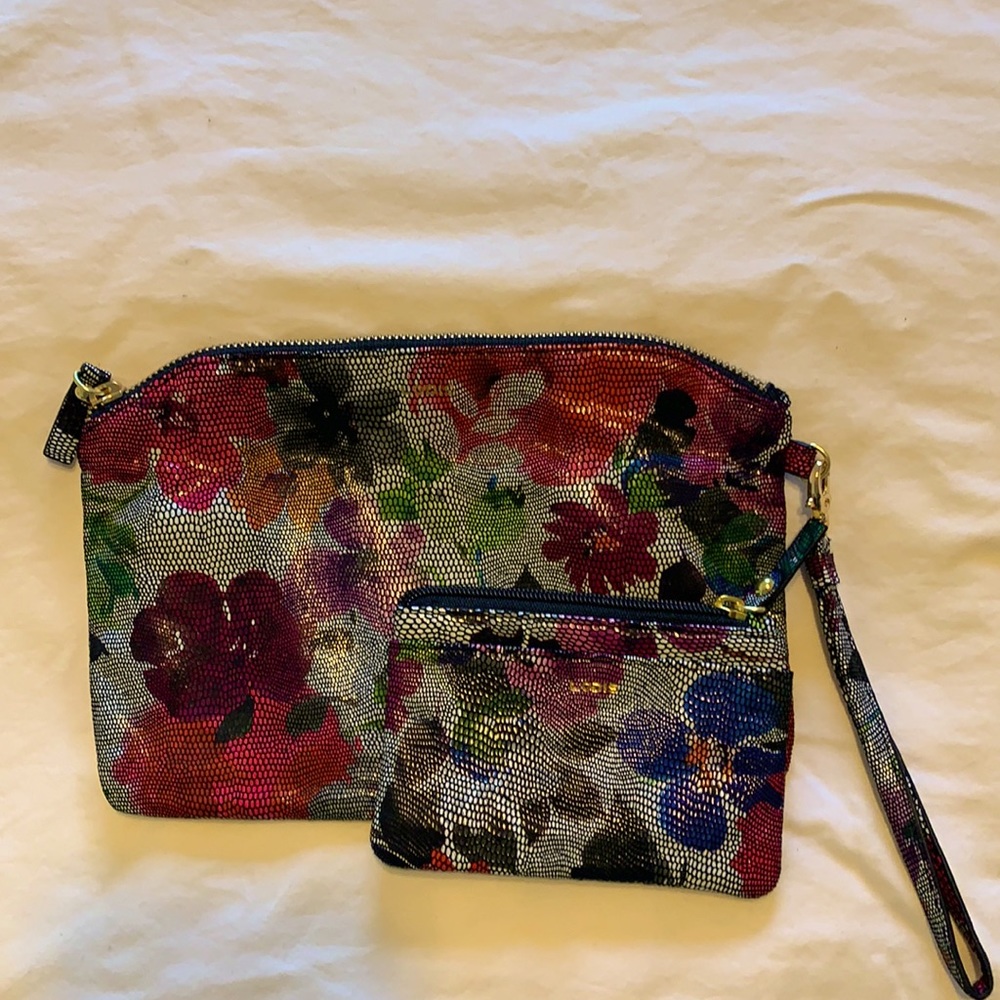 Lodi’s wristlet with RFID wallet - Floral leather